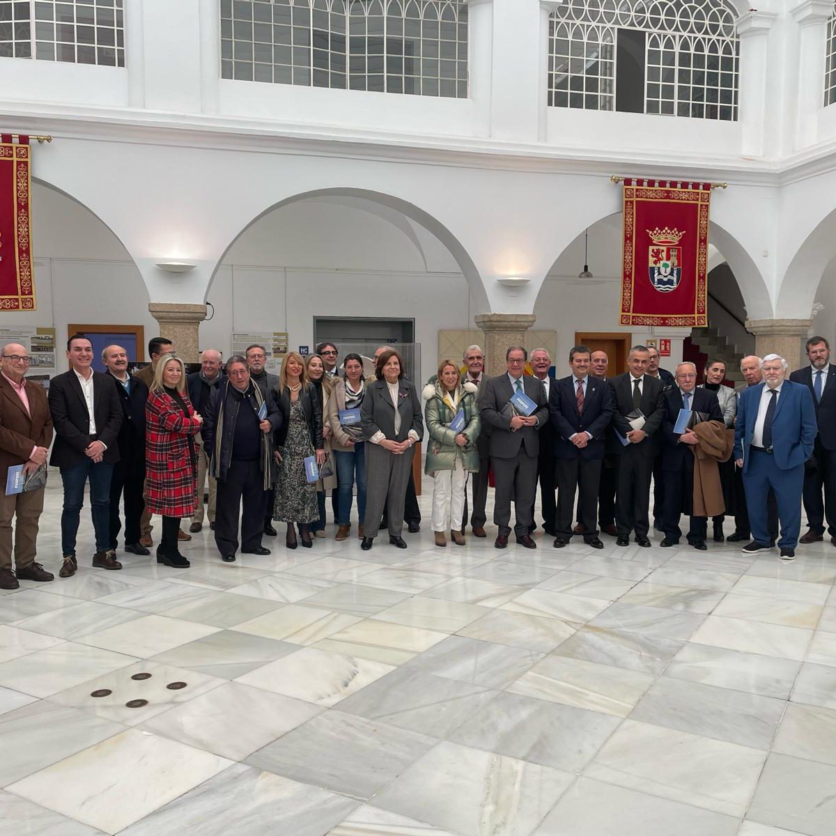 Hemos estado presentes en la Asamblea de Extremadura, en una sesión del Club Senior para conmemorar el cierre del 40° Aniversario del Estatuto de Autonomía de Extremadura.